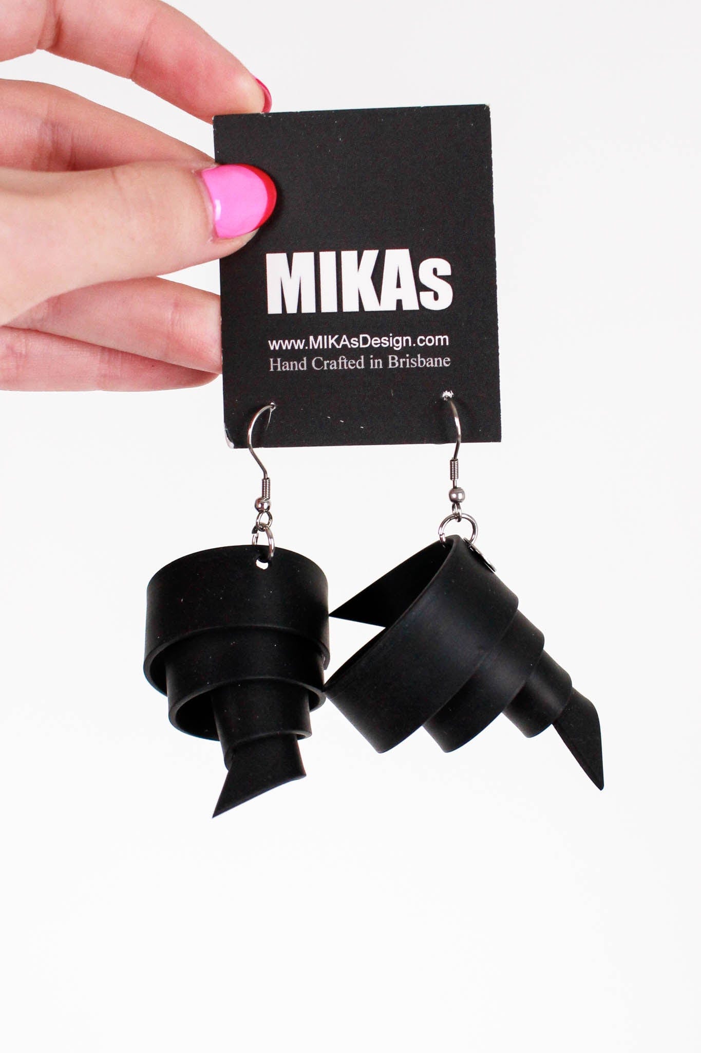 Mikas Mikas Rasen Earrings - Black Shop